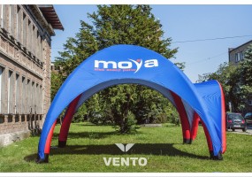 VENTO tent with additional roofing over the entrance.